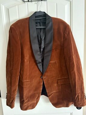 Men's Brown Velvet Tuxedo Blazer with Black Satin Lapel
BRAND NEW
